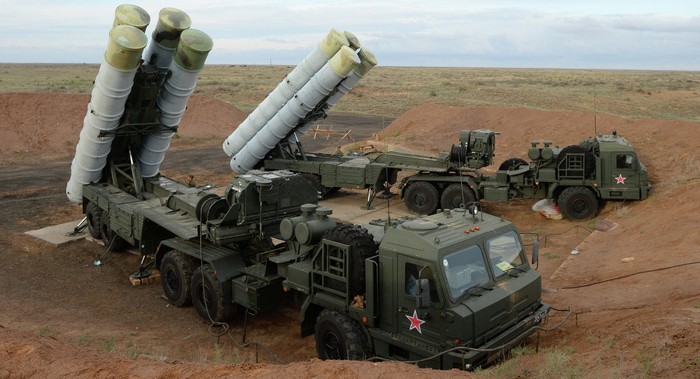 Hình ảnh được tin là S-400 trong một cuộc diễn tập thử nghiệm của quân đội Algeria sau khi nhận được hệ thống phòng không tiên tiến này từ đối tác Nga.