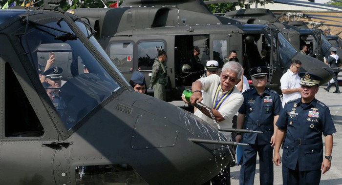 Bộ trưởng Quốc phòng Philippines Voltaire Gazmin trong lễ bàn giao 10 chiếc trực thăng mới cho lực lượng Hải quân. Ảnh Sputnik.
