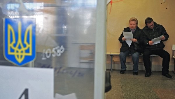 Người dân Ukraine tham gia bầu cử chính quyền địa phương. Ảnh Rian