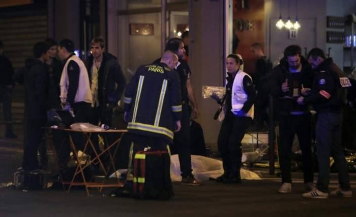 Thi thể các một nạn nhân sau vụ tấn công tại Paris. Ảnh BBC