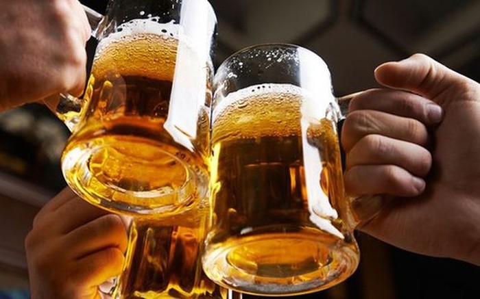 Rượu bia là thứ không thể thiếu trong những buổi tiệc tất niên ( Ảnh minh họa: VnEconomy.vn)