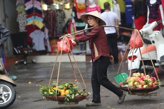 Nhiều phụ huynh đang tất bật mưu sinh để lo cho con ăn học (Ảnh minh họa: dangcongsan.vn)