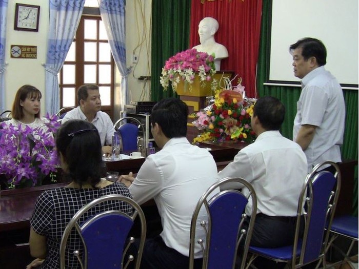 Ông Hoàng Tiến Đức, Giám đốc Sở Giáo dục Sơn la (người đang đứng), ảnh: Sở Giáo dục và Đào tạo tỉnh Sơn La.