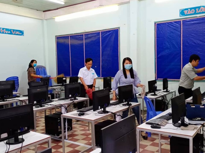 Giáo viên thực hiện việc vệ sinh phòng học trong những ngày học sinh nghỉ học (Ảnh: Khánh Văn).