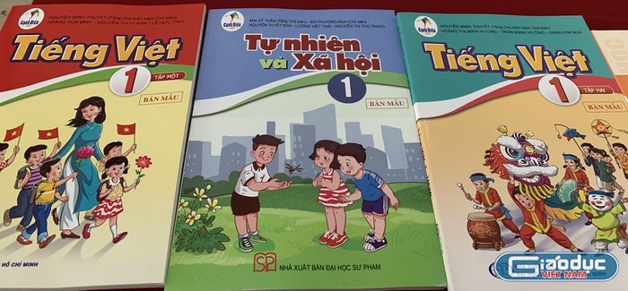 Số đầu sách, số trang sách giáo khoa mới ở lớp 1 vẫn rất nặng so với lứa tuổi (Ảnh: Thùy Linh)