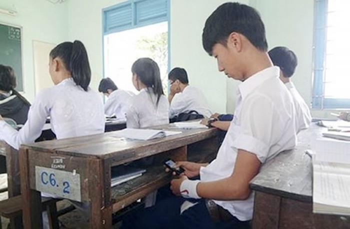 Việc Bộ cho học sinh sử dụng điện thoại đang có nhiều luồng ý kiến khác nhau (Ảnh minh họa: Báo Lao động thủ đô)