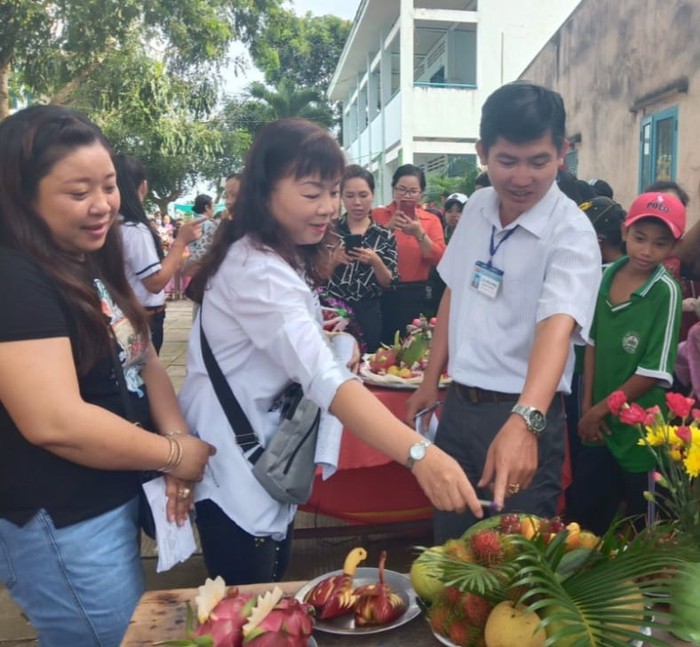 Thầy Phúc cùng các đồng nghiệp của mình tham gia chấm thi cho học sinh trong trường