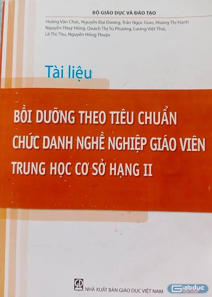 Giáo trình bồi dưỡng theo tiêu chuẩn chuẩn chức danh nghề nghiệp (Ảnh: Thanh An)