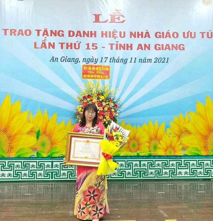 Cô Nguyễn Thị Kim Hoàn trong ngày nhận danh hiệu Nhà giáo ưu tú (Ảnh do nhân vật cung cấp)