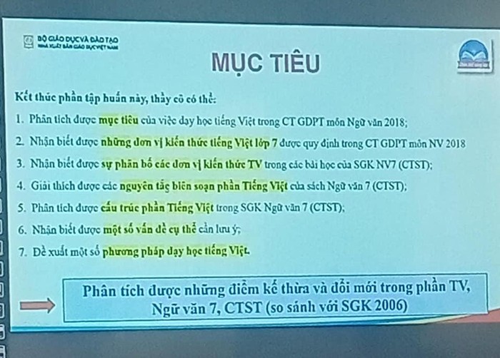 Những giáo viên ngồi phía sau rất khó quan sát được màn hình. (Ảnh: Hương Mai)