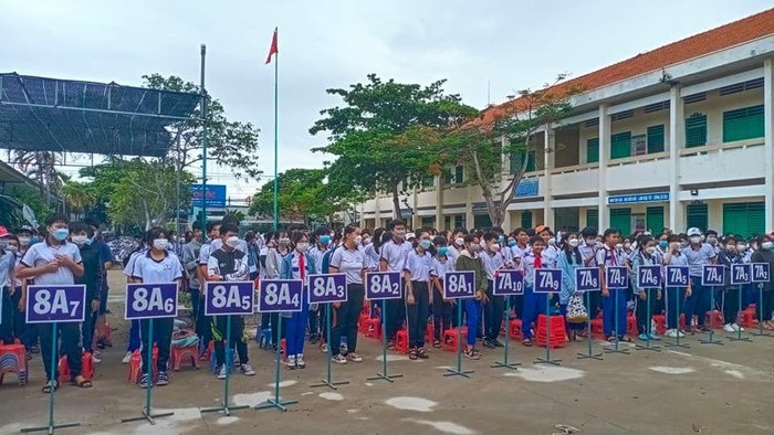 Học sinh tham dự buổi khai mạc sinh hoạt hè của nhà trường. (Ảnh: K.V)