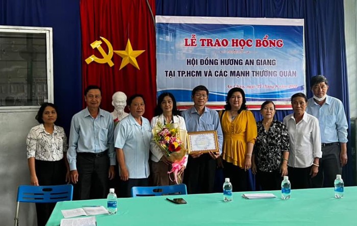 Ban giám hiệu nhà trường, đại diện chính quyền đại phương chụp ảnh lưu niệm cùng Hội đồng hương An Giang và các mạnh thường quân.