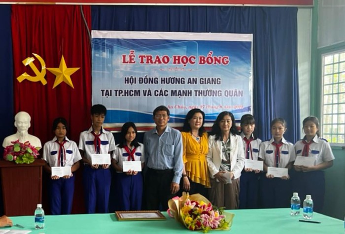 Các mạnh thường quân trao học bổng cho các em học sinh.