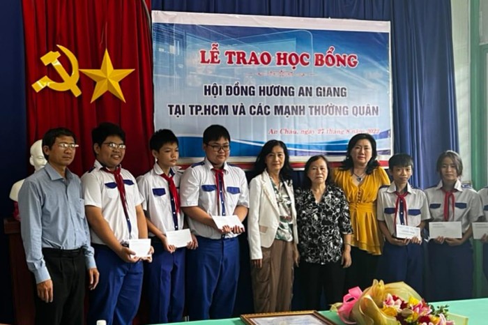 Một số em học sinh nghèo được nhận học bổng trước thềm năm học mới.