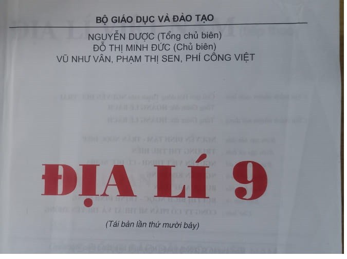 Sách đã tái bản đến lần thứ 17 nhưng số liệu thống kê vẫn không được điều chỉnh (Ảnh: Hương Mai)