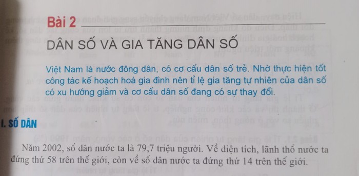 Sách Địa lí 9 dùng số liệu năm 2002 (Ảnh: H.M)