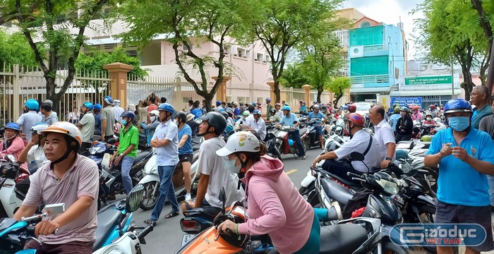 Phụ huynh ở bên ngoài luôn dõi theo con em mình đang làm bài trong phòng thi. (Ảnh: Nguyên Khang)