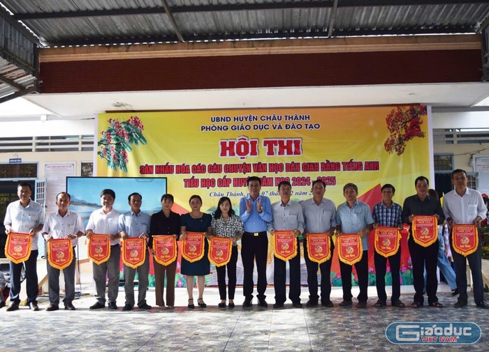 Lãnh đạo Phòng Giáo dục và Đào tạo tặng cờ lưu niệm cho đại diện các nhà trường GDVN_Khanh.jpg