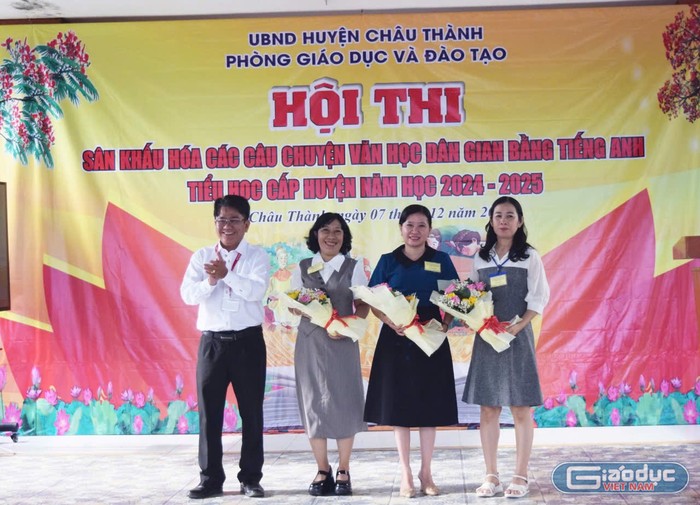 Thầy Hồ Minh Thông- Phó Trưởng phòng Giáo dục và Đào tạo tặng hoa cho Ban giám khảo. GDVN_Khanh.jpg