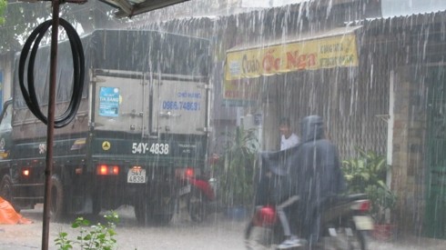 Giữa thành phố, hàng trăm học sinh ngày ngày lội bùn đến lớp ảnh 6