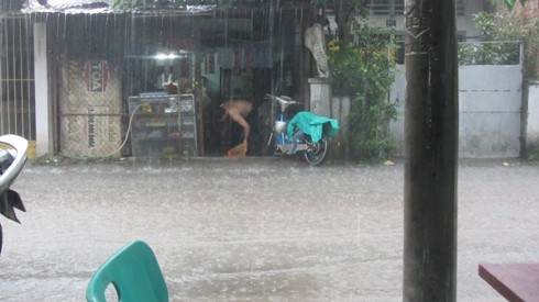 Giữa thành phố, hàng trăm học sinh ngày ngày lội bùn đến lớp ảnh 7