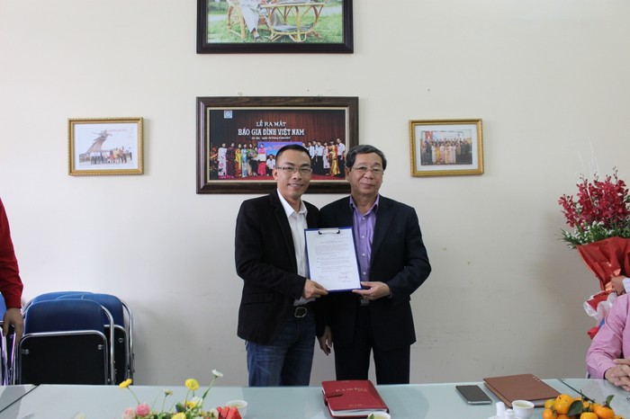 TS. Nguyễn Bá Thủy - Chủ tịch Hội KHHGĐ Việt Nam trao quyết định bổ nhiệm Phó TBT cho ông Nguyễn Huy Hoàng.