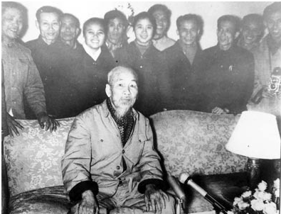 Ngày 6/2/1969, trong phòng khách nhỏ ở Phủ Chủ tịch, Bác Hồ đọc lời chúc mừng năm mới. Ảnh: vov