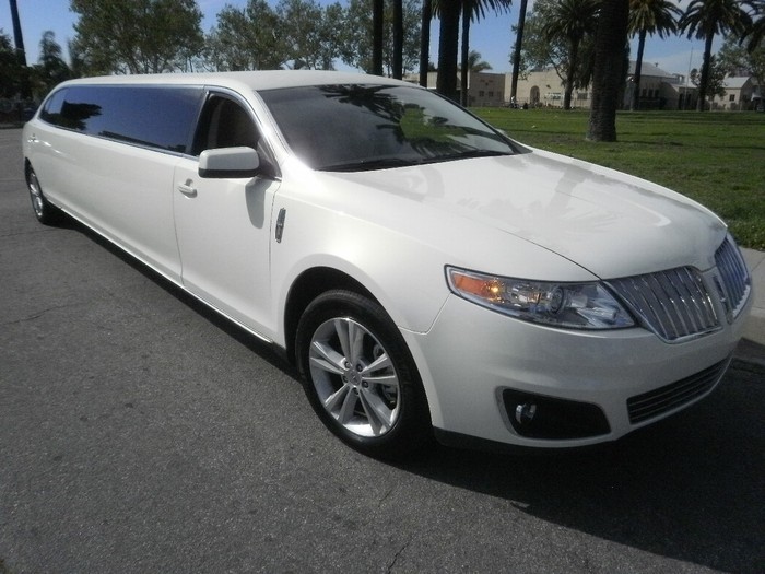 Limousine Lincoln MKS 2012 khoác lên mình chiếc áo màu kim cương trắng, thân dài hơn 3 mét, ngoại hình vuông vắn thu hút mọi ánh nhìn mỗi khi xuất hiện trên đường phố.