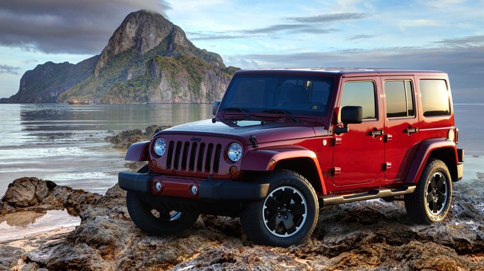 Những chiếc xe của Jeep xưa nay sở hữu phong cách rất đặc trưng và mạnh mẽ. Wrangler cũng vậy, nó luôn tạo nên sự khác biệt so với những chiếc xe khác bởi thiết kế vuông vức, hầm hố, đơn giản và đặc biệt là cặp đèn pha dạng tròn theo truyền thống của Jeep.