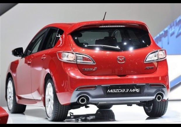 Mazda 3 mang phong cách thể thao hơn các mẫu xe cỡ nhỏ khác, phù hợp vớ nhưng bạn trẻ năng động, xe có giá 16.845 USD.