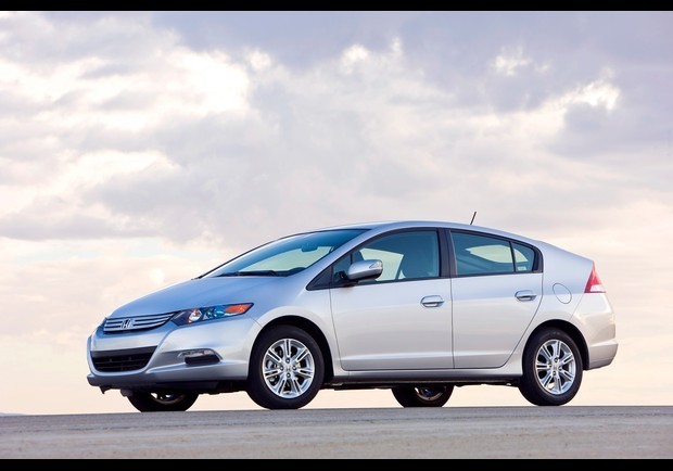 Honda Insight có giá cả vừa phải ở mức 18.350 USD, là mẫu xe kết hợp giữa động cơ xăng và động cơ điện, và là đối thủ cạnh tranh của Toyota Prius tại thị trường Mỹ.