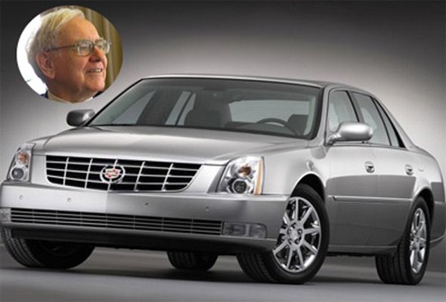 Tỷ phú thông thái Warren Buffet lái một chiếc Cadillac DTS, mẫu xe sang ông mua nhằm ủng hộ hãng xe Mỹ General Motors. Giá xe khoảng 45.000 USD. Tài sản của nhà đầu tư huyền thoại là 44 tỷ USD.