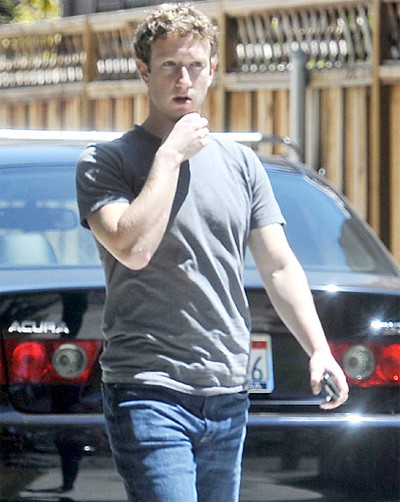 CEO Facebook Mark Zuckerberg thường xuyên được nhìn thấy trên chiếc Acura TSX màu đen. Tỷ phú trẻ tuổi nằm trong số những đại gia sở hữu xe giá rẻ. Acura TSX chỉ khoảng 30.000 USD. Còn tài sản của Zuckerberg ước tính 17,5 tỷ USD.