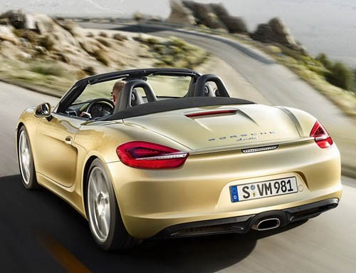 Vể ngoại thất, Porsche Boxster Roadster thế hệ mới có cấu trúc thân xe được làm hoàn toàn bằng nhôm và khung gầm được thiết kế lại giúp trọng lượng tổng thể của xe giảm 35 kg so với thế hệ cũ. Chiều dài cơ sở của xe cũng dài hơn 60mm giúp lái xe và hành khách có một không gian rất thoải mái.