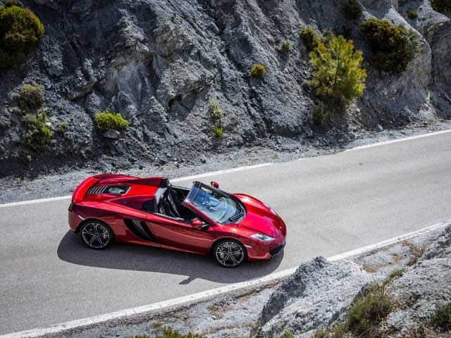 Để tạo ra được MP4-12C spider, McLaren đã kí hợp đồng với hãng Webasto – một hãng lắp đặt cửa nóc nổi tiếng của Đức nhằm mục đích tạo ra một chiếc xe có mui gấp cứng giống như siêu xe Ferrari 458 Spider. Kết quả là MP4-12C Spider ra đời mang lại cảm giác đặc biệt như một siêu xe mui trần hiệu suất cao.