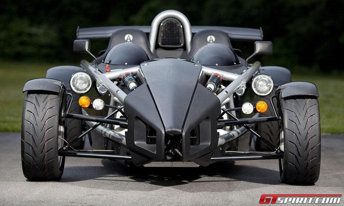 Ariel Atom 700 được phát triển dựa trên nguyên mẫu Ariel Atom 2 với động cơ 2.0L Ecotec. Để có được sức mạnh tương đương 700 con ngựa chiến, hãng độ DDMWorks đã thêm vào động cơ 2.0L Ecotec một bơm tăng áp và một siêu tăng áp, lúc này thì tỉ lệ công suất/dung tích xi lanh là 350 mã lực/1 lít, thật ấn tượng!