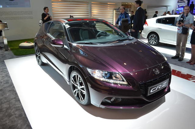 Honda CR-Z từng được được giới thiệu vào năm 2010 nhưng với lần xuất hiện này, CR-Z đã được Honda làm mới đôi chút về thiết kế và thay đổi lớn nhất nằm dưới nắp ca-pô với hệ thống hybrid gồm động cơ xăng 1.5L được tùy chỉnh nhằm tăng thêm 7 mã lực và mô-tơ điện với 6 mã lực bổ sung, nâng tổng công suất lên 137 mã lực.