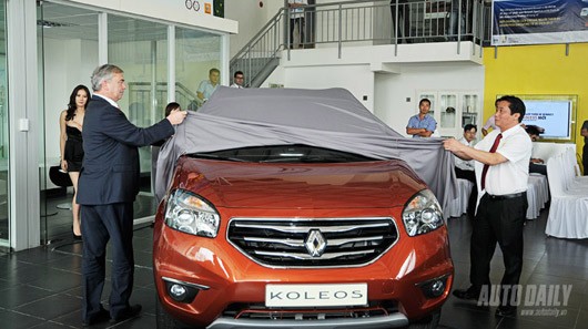 7. Renault Koleos – 1,49 tỷ đồng: Koleos từng được trao giải thưởng 5 sao của EuroNCAP ngay từ khi mẫu xe này ra mắt năm 2008. Tháng 9 năm 2010, dòng xe Koleos được Auto Motors Việt Nam phân phối tại Việt Nam. Đây là sản phẩm được thiết kế bởi Renault và sản xuất tại nhà máy Renault Samsung Hàn Quốc. Tiện nghi hiện đại như chìa khoá thông minh, phanh tay điện tử, đèn pha tự động, kích hoạt mưa tự động và hệ thống cruiser control. Hệ thống an toàn bao gồm ABS với EBD, EBA, và 6 túi khí