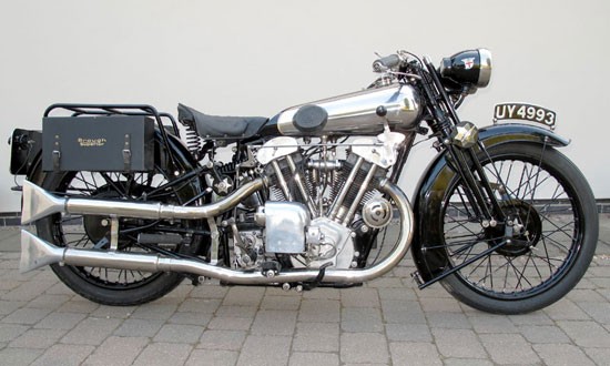 Mới đây, hãng đấu giá H&H đến từ Châu Âu đã chính thức xác nhận việc 1929 Brough Superior SS100 trở thành chiếc xế nổ đắt nhất thế giới. Trong phiên đấu giá tổ chức tại Bảo tàng Xe Quốc tế Haynes vào tháng trước, chiếc xe gắn với biệt danh “Rolls Royce hai bánh” đã được bán với giá 455.400 USD.