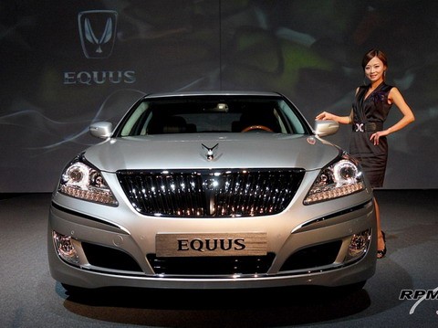 Equus thế hệ đầu tiên ra đời năm 1998 và chỉ có thêm một vài thay đổi nghèo nàn sau đó. Lúc đầu, Hyundai chỉ sản xuất Equus cho thị trường Nhật Bản, sau đó mới mở rộng ra các quốc gia Trung Đông, châu Âu và cả thị trường Mỹ đầy tiềm năng với model Equus đời 2010 và đời 2011.