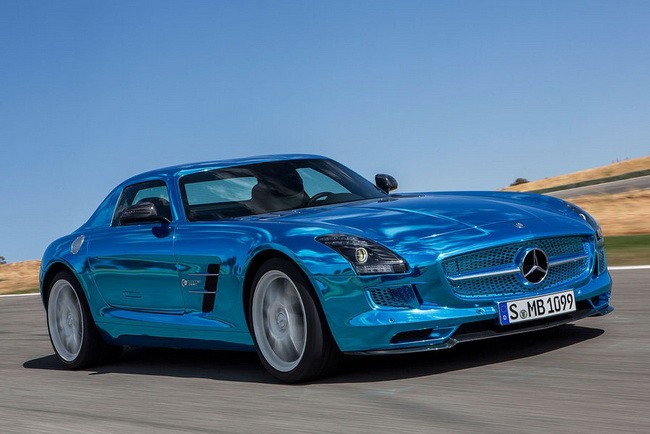 Theo Mercedes-Benz, hệ thống động cơ điện trên SLS AMG Coupe Electric Drive giúp siêu xe điện này có thể tăng tốc tới 100 km/h chỉ trong 3,9 giây, tốc độ tối đa được giới hạn ở 250 km/h.