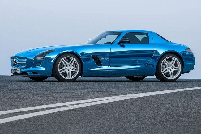 Mức giá cơ bản được Mercedes-Benz đưa ra cho SLS AMG Coupe Electric Drive tại thị trường Đức là từ 416.500 Euro – tương đương 536.200 USD. Mức giá này cao hơn nhiều so với mức giá 204.680 Euro của chiếc SLS AMG GT