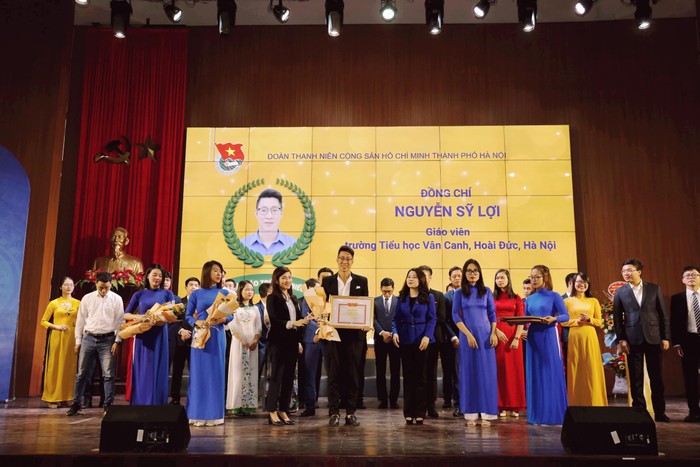 Thầy giáo Nguyễn Sỹ Lợi tại Lễ vinh danh &quot;Nhà giáo trẻ Thủ đô tiêu biểu&quot; năm 2022 (Ảnh: NVCC).