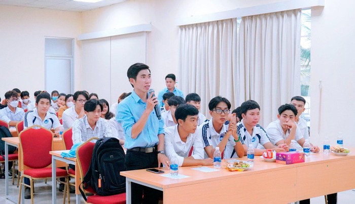 Sinh viên Trường Đại học Bạc Liêu tham gia trải nghiệm thực tế tại Công ty Việt - Úc Hòa Bình (Nguồn: Fanpage nhà trường).