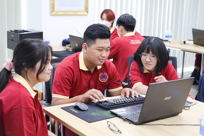 Sinh viên Trường Đại học Quốc tế Sài Gòn tham gia tranh tài trong Vòng loại ICPC miền Nam 2022 (Nguồn: Fanpage nhà trường).