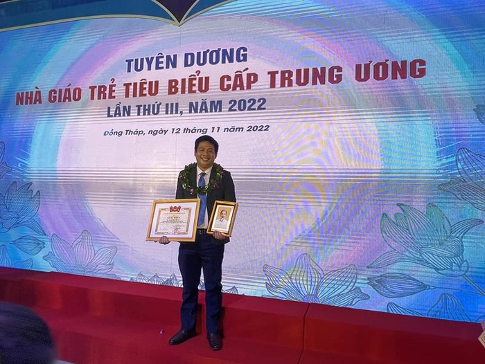 Thầy giáo Lương Ngọc Thành tại Lễ tuyên dương &quot;Nhà giáo trẻ tiêu biểu&quot; cấp Trung ương lần thứ III, năm 2022. (Ảnh: NVCC).