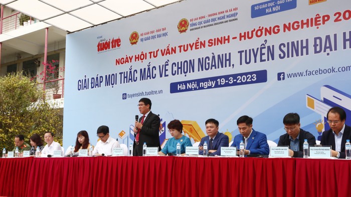 Phó Giáo sư, Tiến sĩ Huỳnh Văn Chương - Cục trưởng Cục Quản lý chất lượng, Bộ Giáo dục và Đào tạo chia sẻ tại Ngày hội Tư vấn tuyển sinh - hướng nghiệp 2023 tại Hà Nội (Ảnh: Phạm Minh).