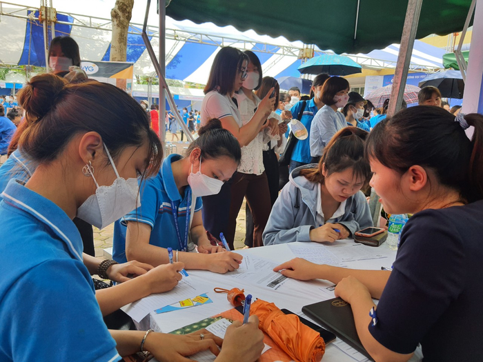 Sinh viên Trường Đại học Công nghiệp Dệt May Hà Nội trong Ngày hội việc làm do trường tổ chức. (Nguồn: Website nhà trường).