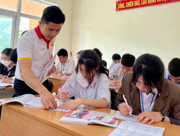 Đoàn tư vấn tuyển sinh Trường Đại học Luật, Đại học Huế tư vấn trực tiếp cho thí sinh tại tỉnh Quảng Trị trong Chương trình Tư vấn tuyển sinh - Hướng nghiệp năm 2023 (Nguồn: Fanpage nhà trường).