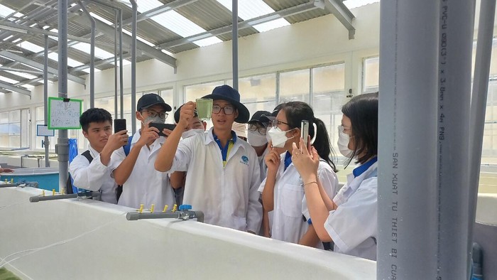 Sinh viên ngành Nuôi trồng thủy sản, Trường Đại học Nha Trang trong buổi học ngoại khóa (Nguồn: Fanpage nhà trường).